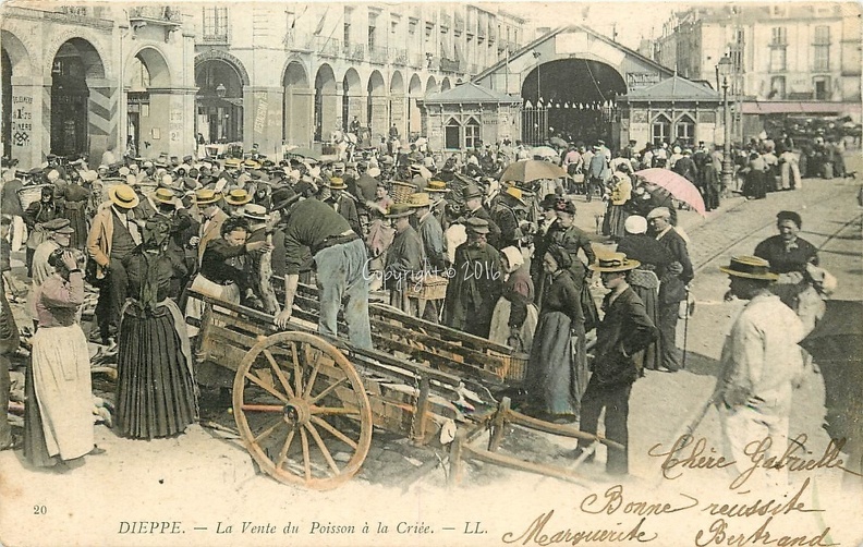 76-dieppe-la-vente-du-poisson-a-la-criee-1902-rare-en-carte-colorisee.jpg