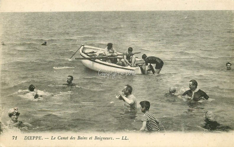 carte-postale-ancienne-76-dieppe-baigneurs-et-canot-1913.jpg