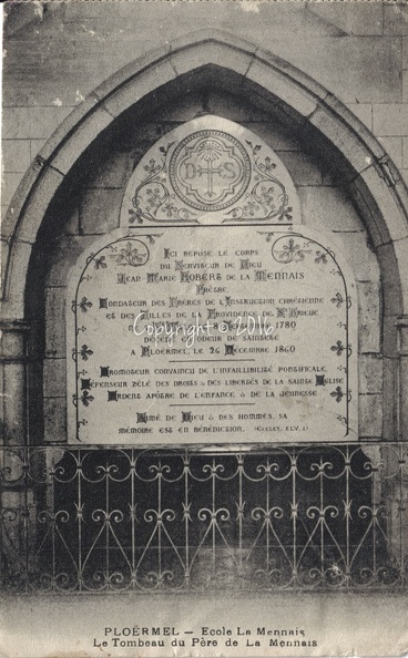 Ploermel 013 - Ecole de la Mennais, tombeau du père de la Mennais.jpg