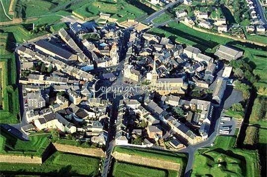Rocroi
Type : citadelle et enceinte
Ingénieurs : Sébastien le Prestre de Vauban, Raymond-Adolphe Séré de Rivières Département / Région : Ardennes, Champagne-Ardenne
Coordonnées : 49°55’ 34’’ N ; 4° 31’20’’E
cite-vauban-de-rocroi.jpg
