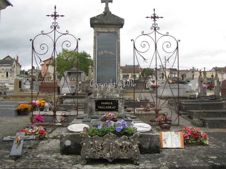 concession Margoutaud –Valadeauau cimetière de Saint-Junien.jpg
