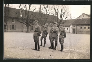 AK-Aarau-Schweizer-Soldaten-in-Uniform-auf-dem-Kasernenhof