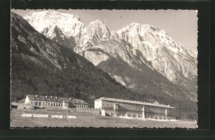 AK-Absam-Jaegerkaserne-mit-Bergpanorama