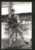 AK-Belgischer-Fallschirmjaeger-uebt-das-Abseilen-an-einer-Felswand