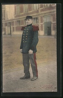 AK-Belgischer-Soldat-vor-einem-Haus