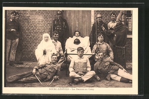 AK-Bourg-Leopold-Les-Zwanzes-au-Camp-verkleidete-belgische-Reservisten-Soldatenhumor