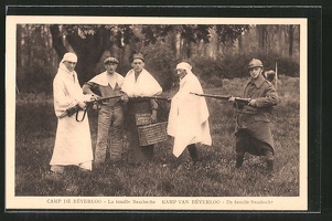 AK-Camp-de-Beverloo-La-famille-Bamboche-Soldatenhumor-auf-dem-Truppenuebungsplatz