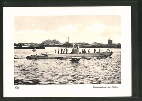 AK-Kiel-Unterseeboot-im-Hafen
