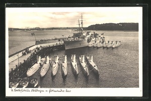 AK-Kriegsmarine-Kriegsschiff-und-U-Boote-am-Pier-Hakenkreuzfahne