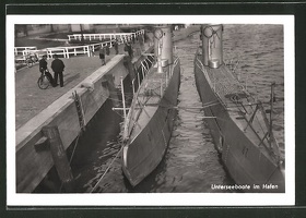 AK-U-Boote-U-7-und-U-9-liegen-im-Hafen-vor-Anker