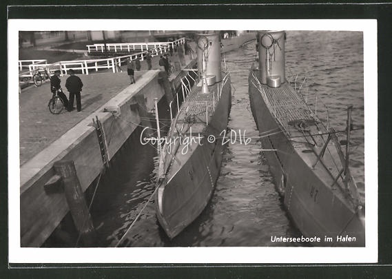 AK-U-Boote-U-7-und-U-9-liegen-im-Hafen-vor-Anker.jpg