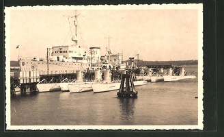 AK-U-Boot-Flotille-im-Hafen-U1-U3-und-U4