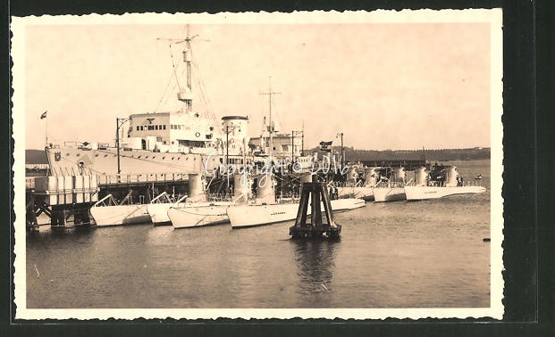 AK-U-Boot-Flotille-im-Hafen-U1-U3-und-U4.jpg