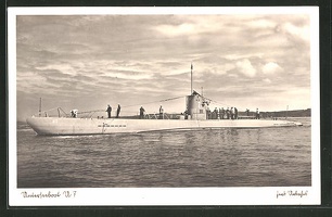 AK-U-Boot-U7-bei-spiegelglatter-See-Mannschaft-an-Deck