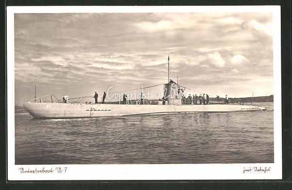 AK-U-Boot-U7-bei-spiegelglatter-See-Mannschaft-an-Deck.jpg