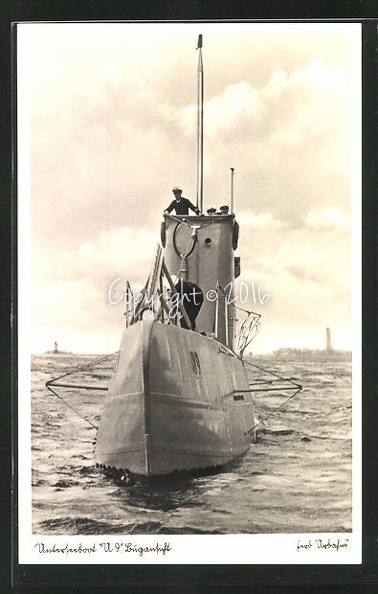 AK-U-Boot-U-9-in-Bugansicht-Kommandant-auf-der-Bruecke.jpg