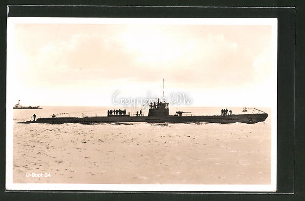 AK-U-Boot-U34-Besatzung-signalisiert-einem-anderen-Schiff.jpg