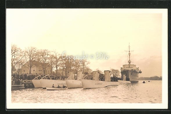 Foto-AK-U-Boot-Flotille-im-Hafen.jpg