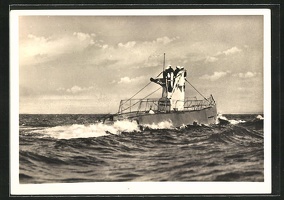 AK-Auftauchendes-U-Boot-auf-hoher-See