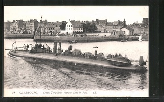 AK-Cherbourg-Contre-Torpilleur-entrant-dans-le-Port-U-Boot