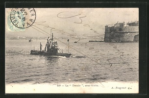 AK-Franzoesisches-U-Boot-Dorade-laeuft-in-einen-Hafen-ein