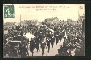 AK-Funerailles-des-Victimes-du-Plouviose-du-26-Mai-1910-Defile-des-cercueils-sur-les-affuts