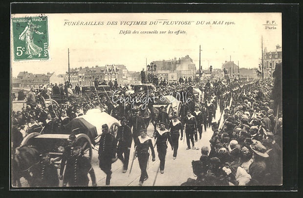 AK-Funerailles-des-Victimes-du-Plouviose-du-26-Mai-1910-Defile-des-cercueils-sur-les-affuts.jpg