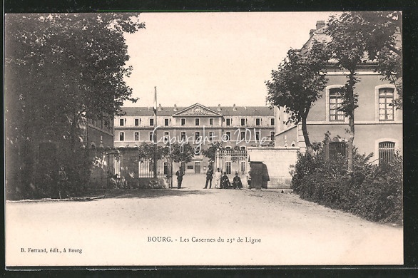 AK-Bourg-Les-Caserne-du-23-de-Ligne-Soldaten-vor-dem-Kaserneneingang.jpg