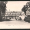 AK-Bourg-Les-Caserne-du-23-de-Ligne-Soldaten-vor-dem-Kaserneneingang