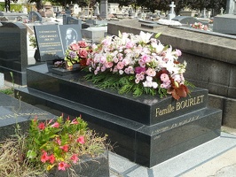 800px-Grave of Famille Bourlet