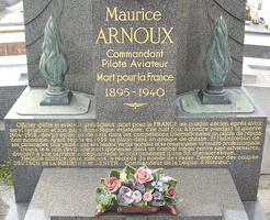 800px-Tombe Maurice Arnoux, Cimetière de Montrouge (2)