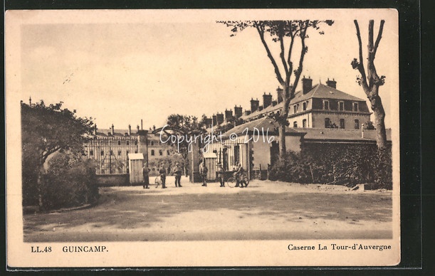 AK-Guingamp-Caserne-La-Tour-d-Auvergne-Soldaten-am-Kaserneneingang.jpg