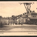 AK-Guingamp-Caserne-La-Tour-d-Auvergne-Soldaten-am-Kaserneneingang