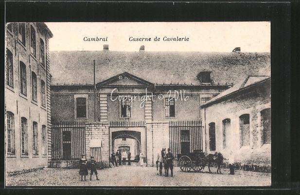 AK-Cambrai-caserne-de-Cavalerie-Kinder-vor-Kaserne.jpg