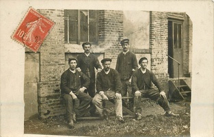 76-dieppe-groupe-d-ouvriers-au-repos-photo-carte-postale-ecrite-pour-vernon-1908