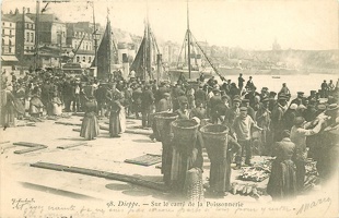 76-dieppe-sur-le-carre-de-la-poissonnerie-vers-1906-poissons-et-crustaces-metiers-de-la-mer-et-port