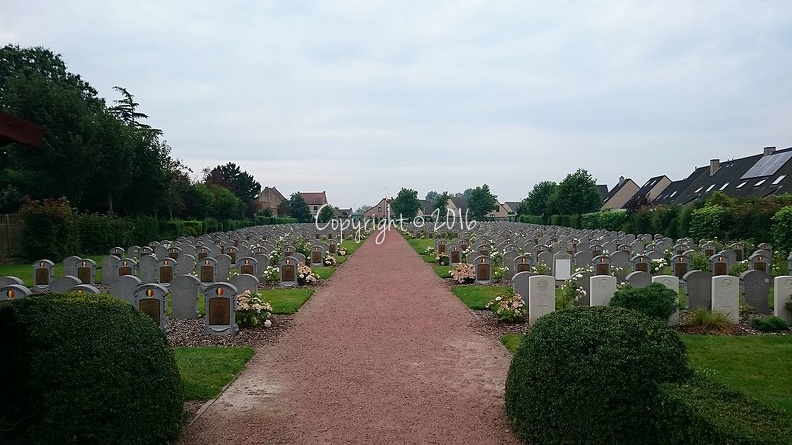 Belgian_Military_Cemetery_Adinkerke_(main_entrance).jpg
